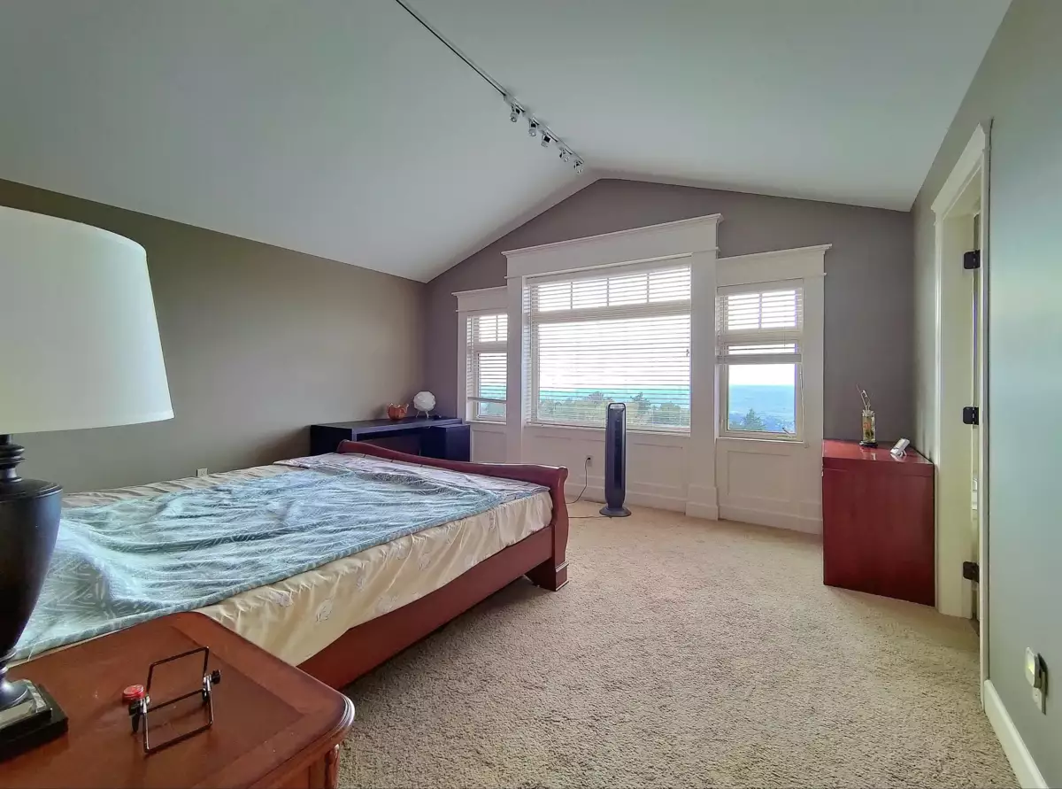 Primary Bathroom Photo of 3493 Applewood Drive, Abbotsford, BC