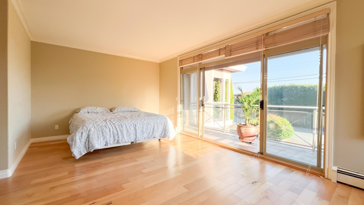 Backyard Photo of 2352 Marine Drive, West Vancouver, BC