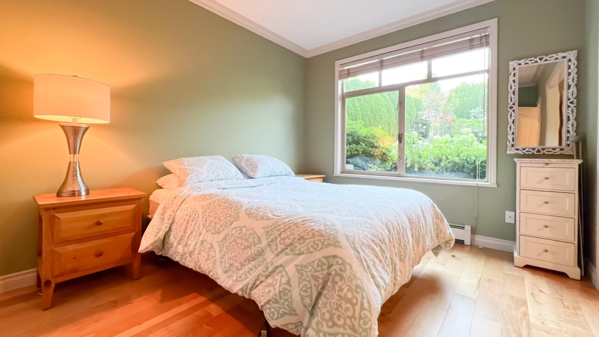 Entry Foyer Photo of 2352 Marine Drive, West Vancouver, BC