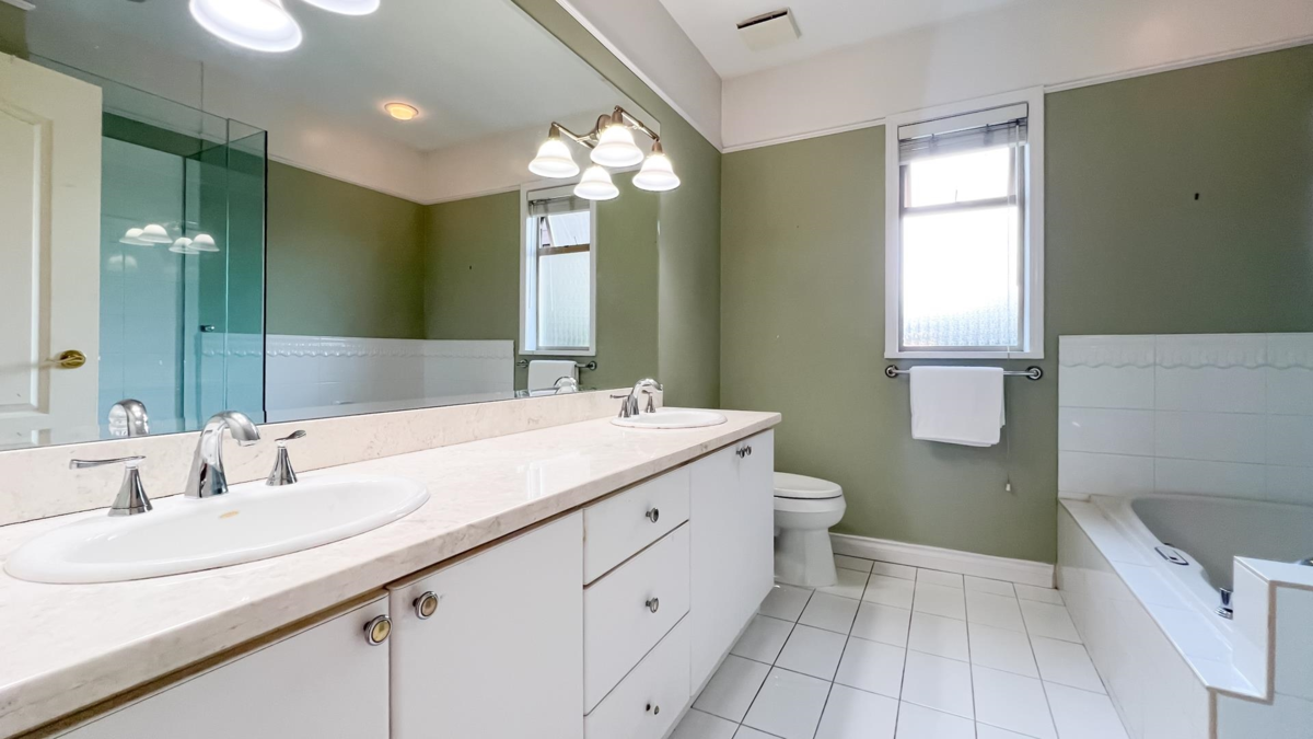 Garden / Landscaping Photo of 2352 Marine Drive, West Vancouver, BC