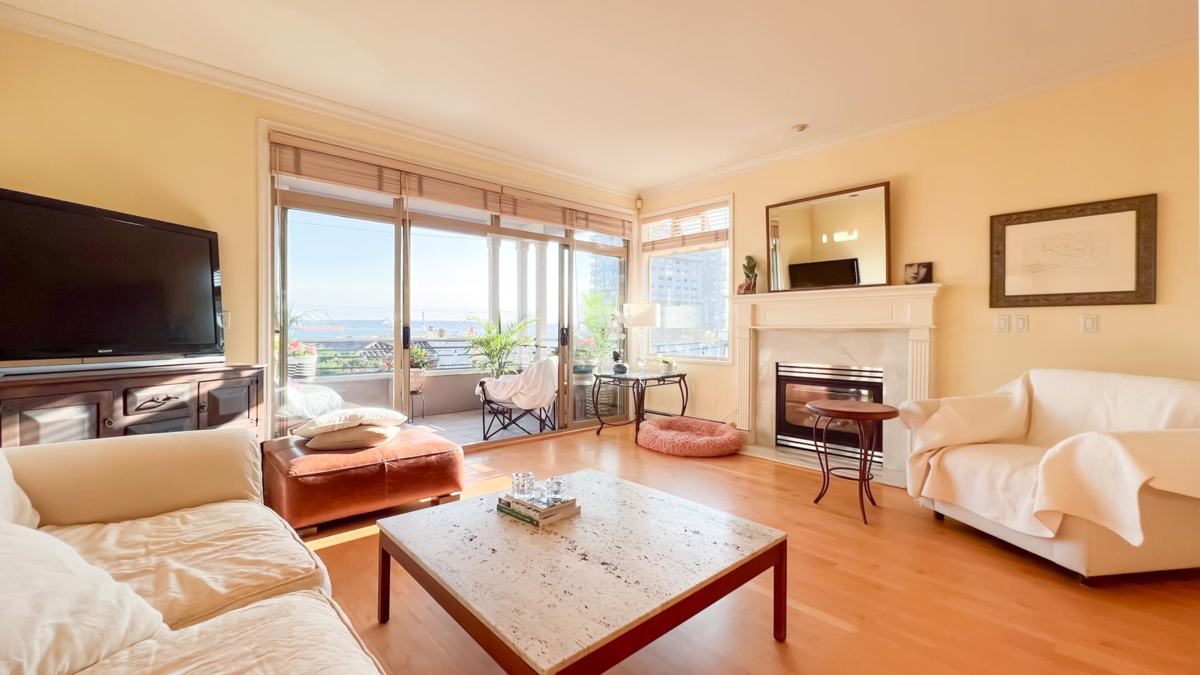Kitchen Island Photo of 2352 Marine Drive, West Vancouver, BC