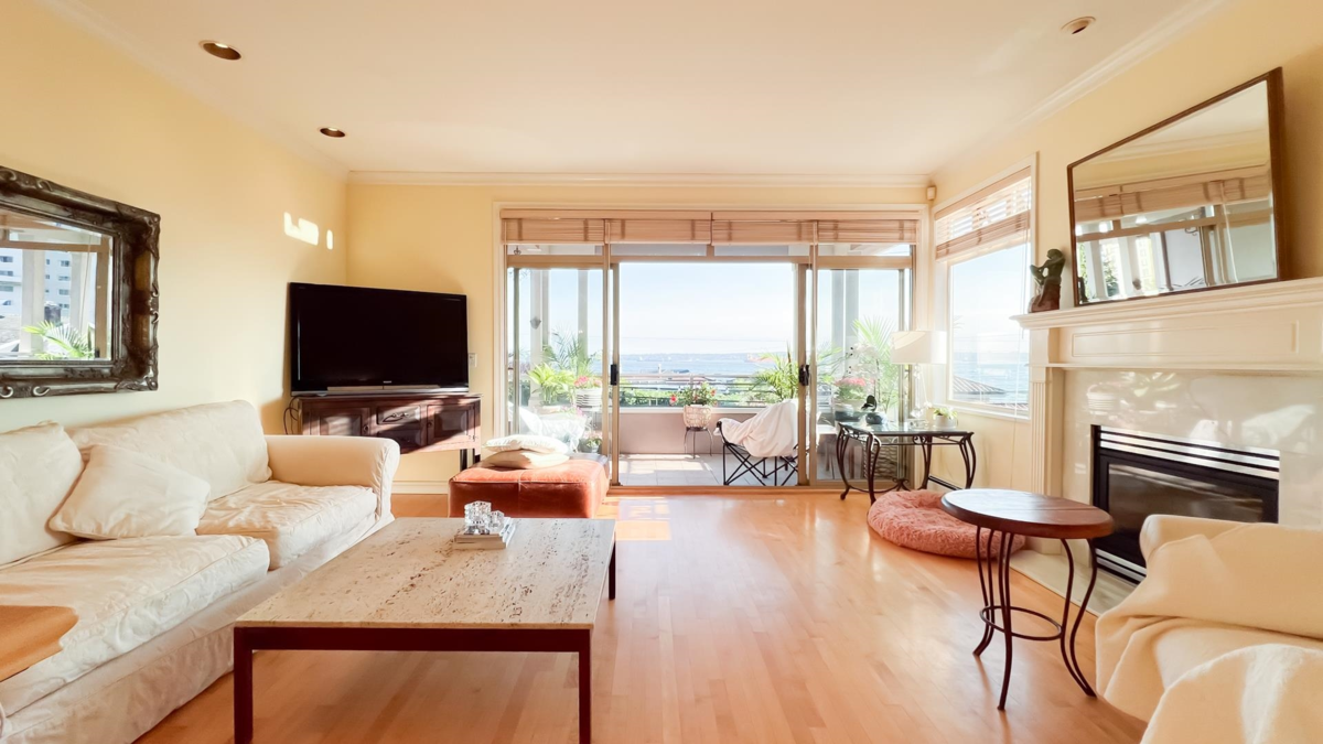 Kitchen Photo of 2352 Marine Drive, West Vancouver, BC
