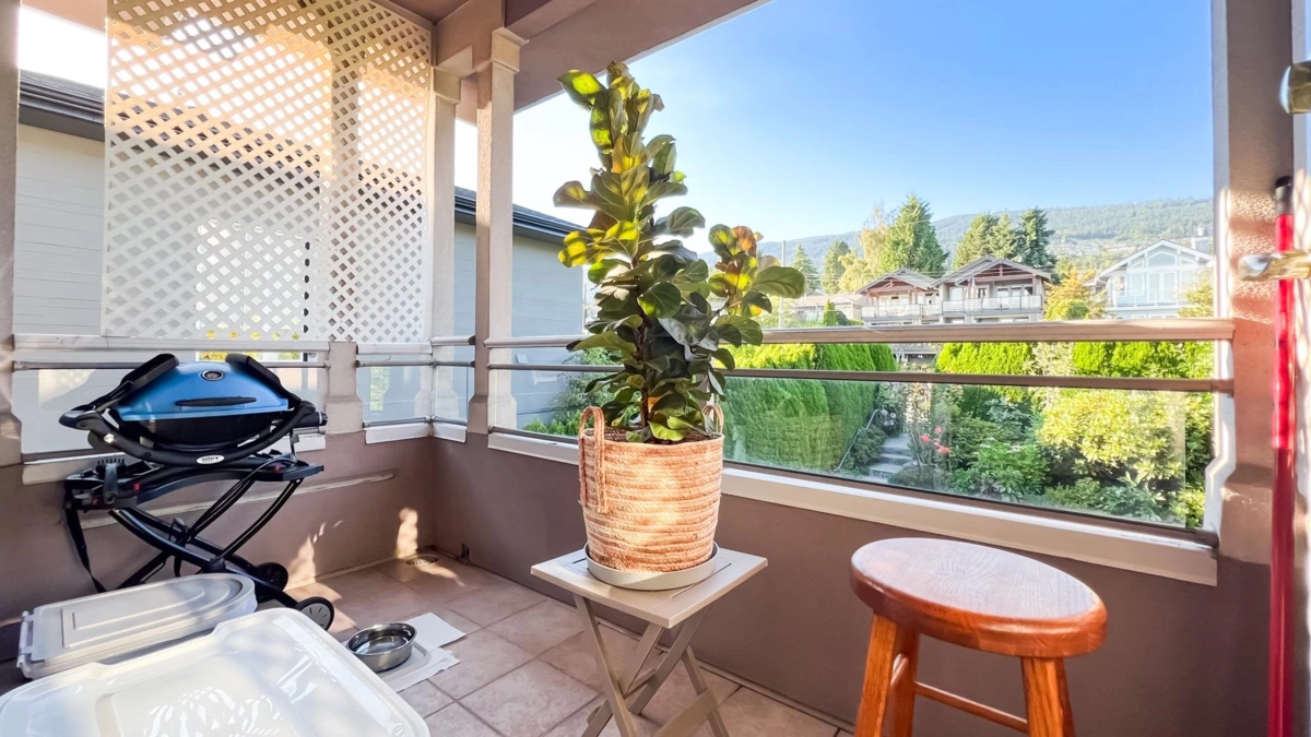 Powder Room Photo of 2352 Marine Drive, West Vancouver, BC