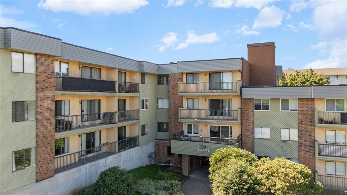 Entry Foyer Photo of 307 45598 Mcintosh Drive, Chilliwack, BC