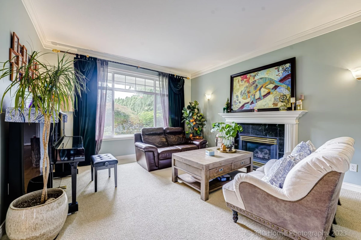 Dining Area Photo of 13923 22a Ave Avenue, Surrey, BC