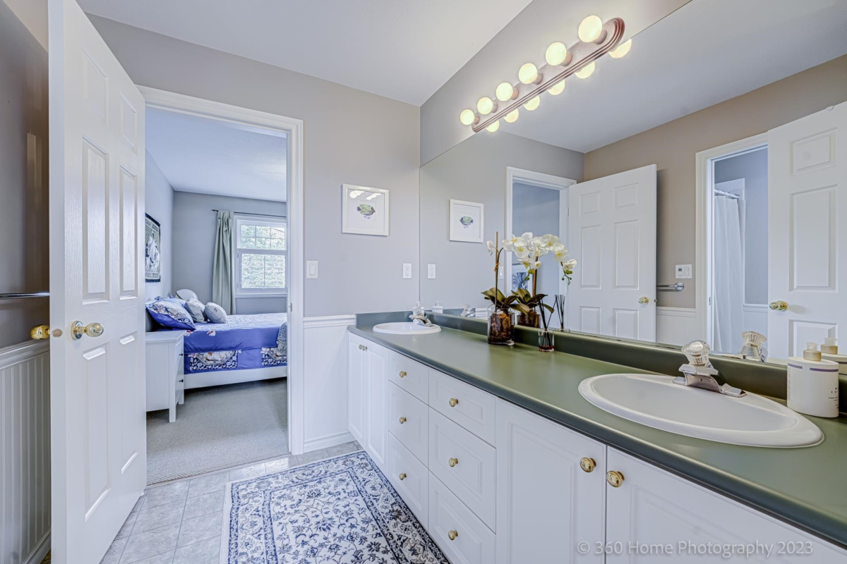 Guest Bathroom Photo of 13923 22a Ave Avenue, Surrey, BC