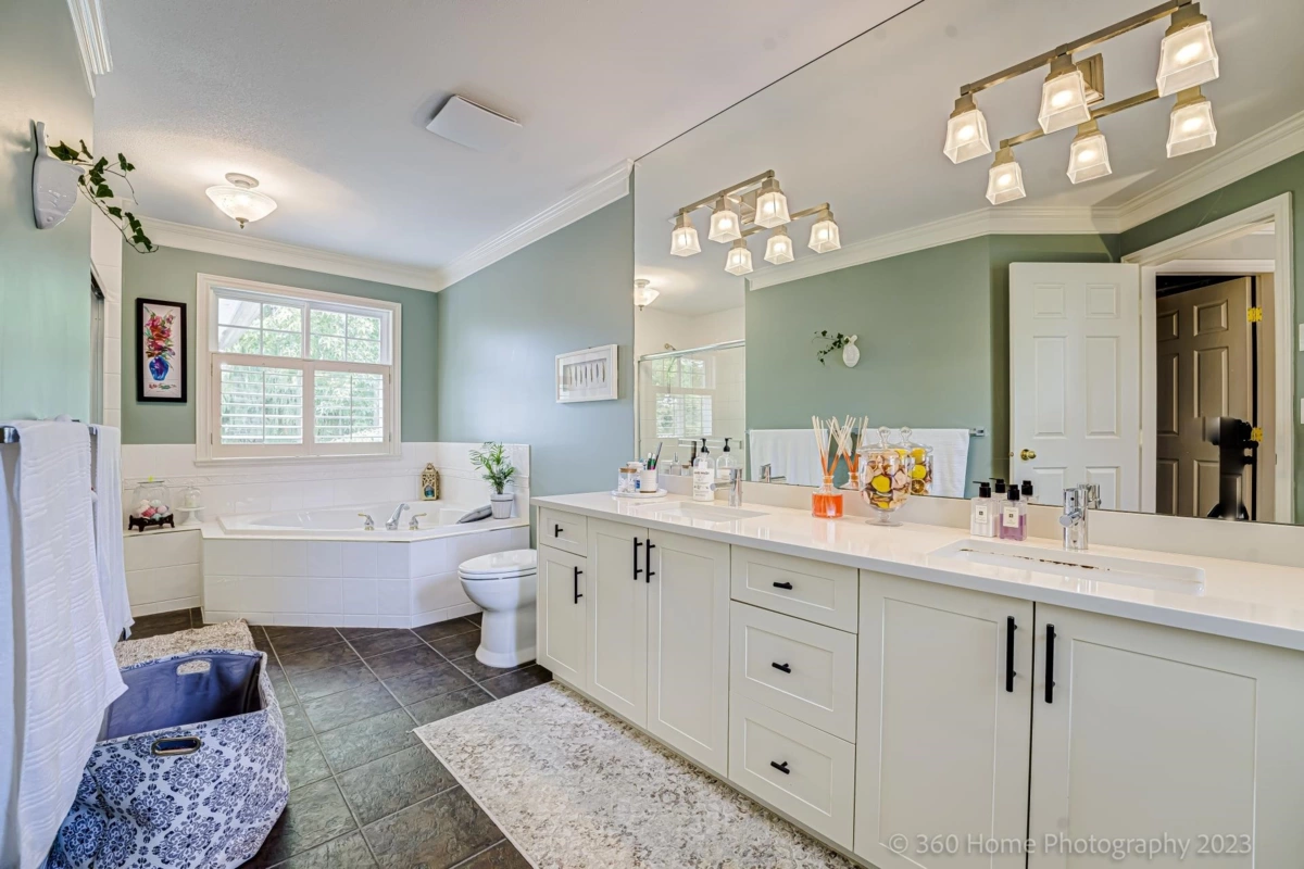 Laundry Room Photo of 13923 22a Ave Avenue, Surrey, BC