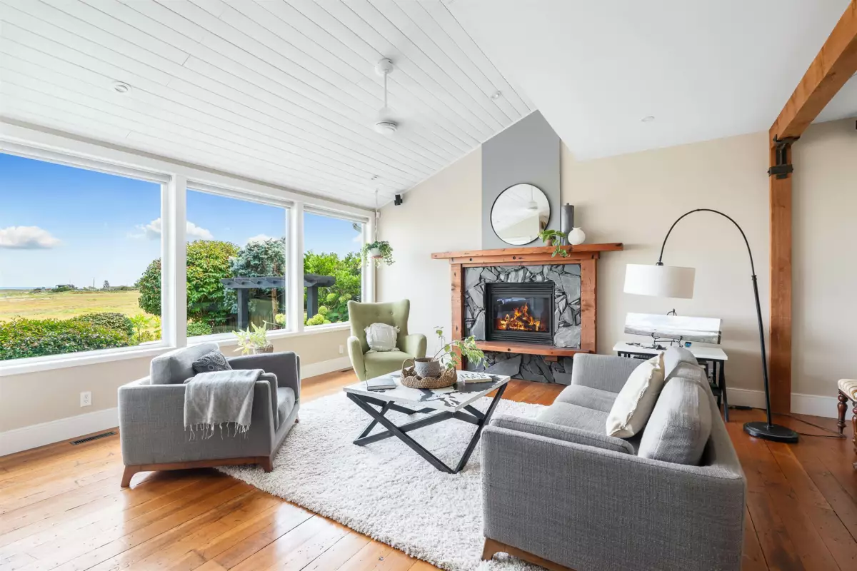 Kitchen Island Photo of 1284 Beach Grove Road, Delta, BC