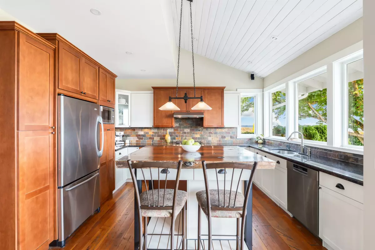Primary Bathroom Photo of 1284 Beach Grove Road, Delta, BC