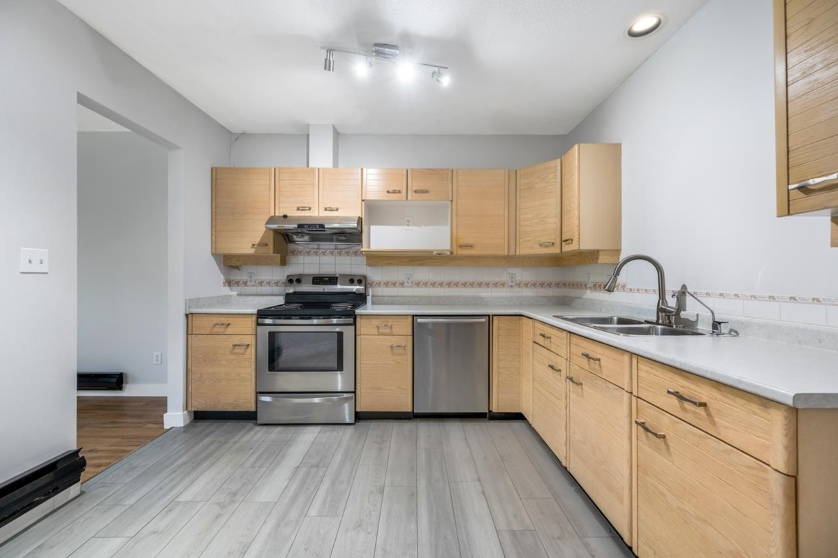 Kitchen Island Photo of 40 6511 Chambord Place, Vancouver, BC