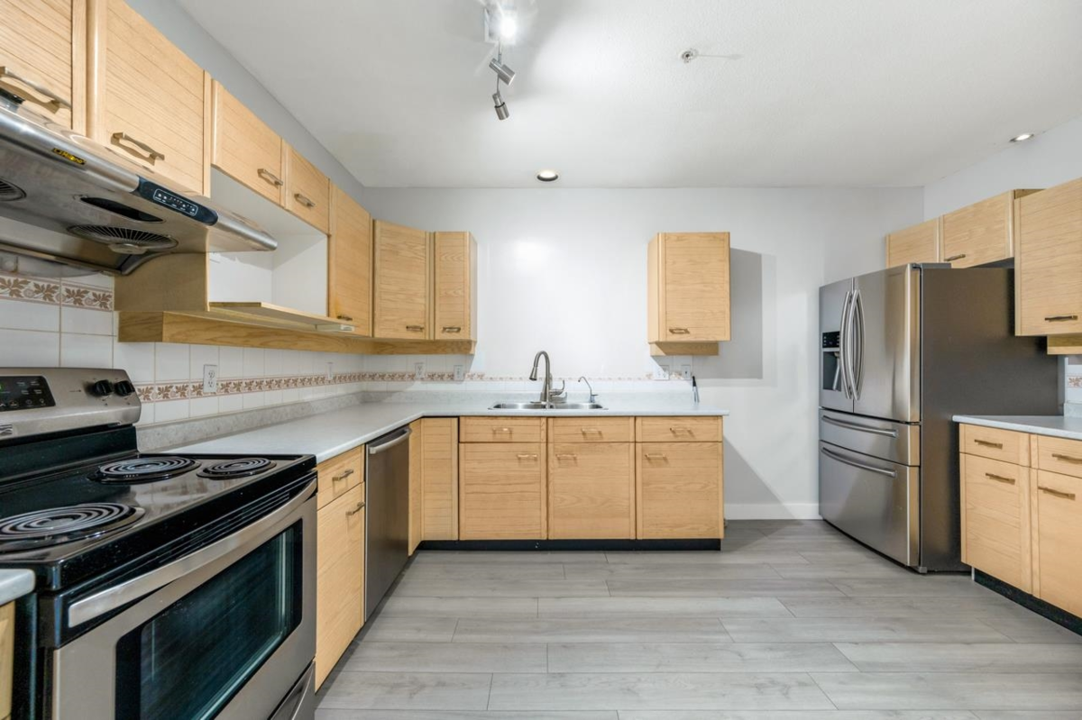 Kitchen Photo of 40 6511 Chambord Place, Vancouver, BC
