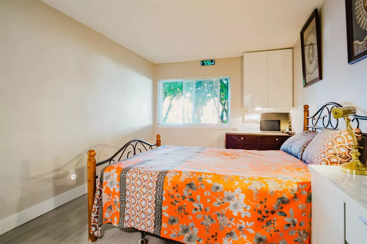 Entry Foyer Photo of 202 11901 89a Avenue, Delta, BC