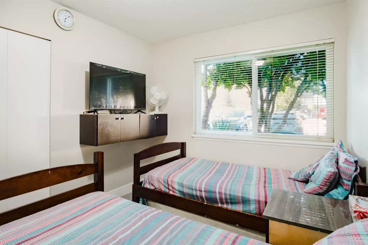 Kitchen Island Photo of 202 11901 89a Avenue, Delta, BC
