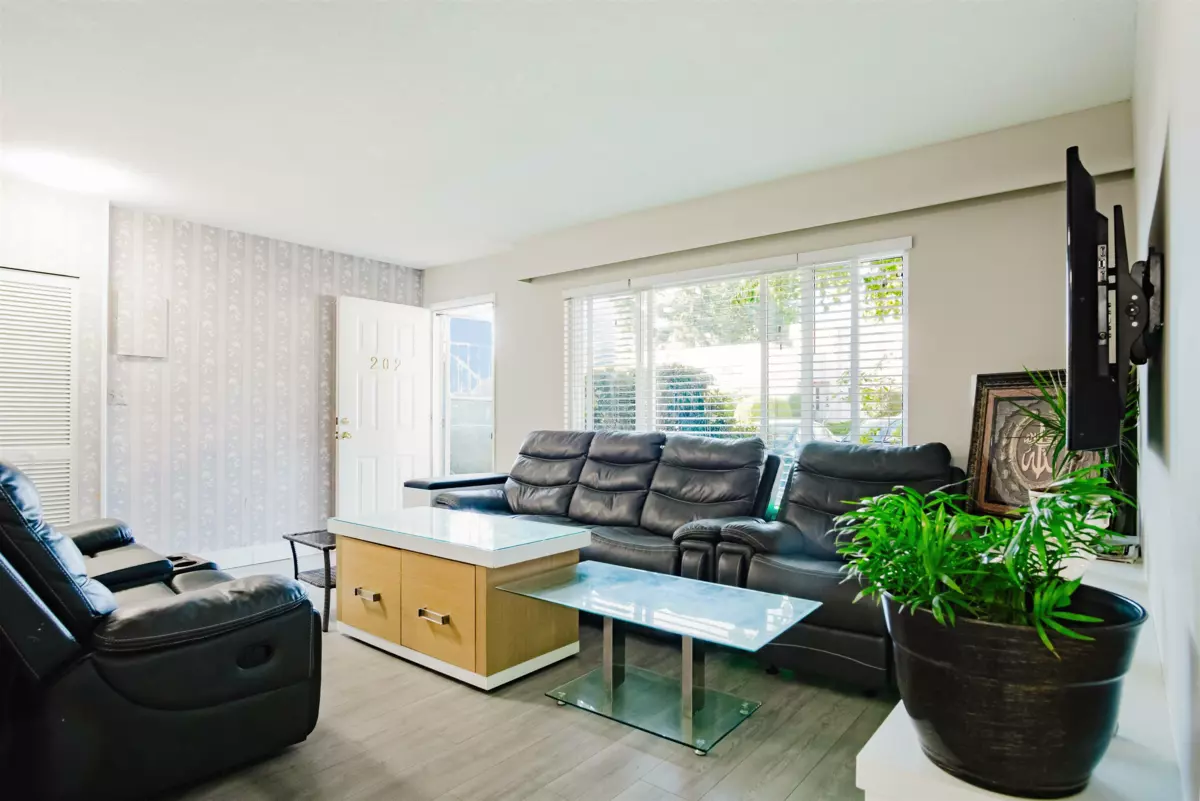 Living Room Photo of 202 11901 89a Avenue, Delta, BC