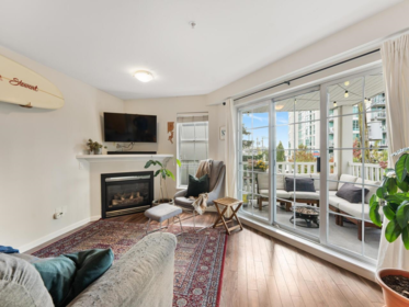 218 147 E 1st Street, North Vancouver, BC, North Vancouver — Apartment/Condo for sale