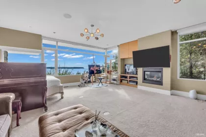 Kitchen Island Photo of 4313 Rockridge Road, West Vancouver, BC