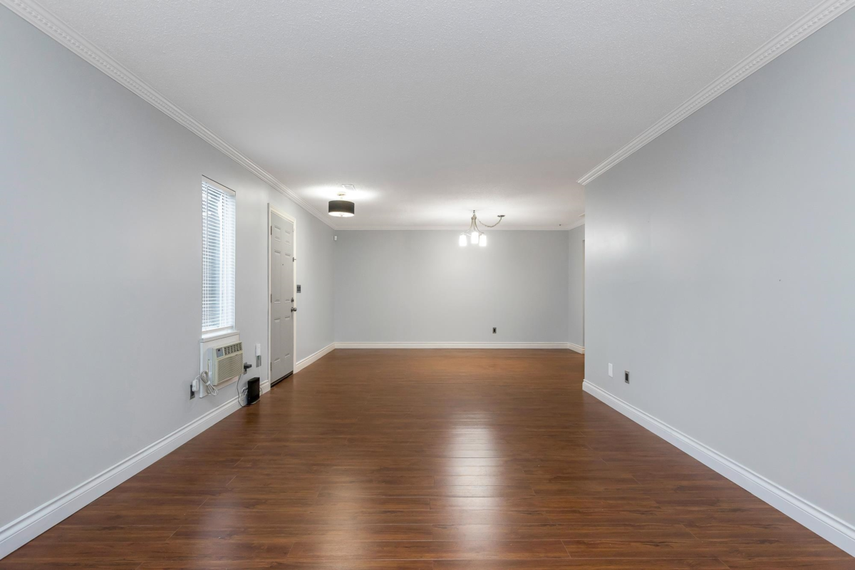 Walk-In Closet Photo of 514 34909 Old Yale Road, Abbotsford, BC