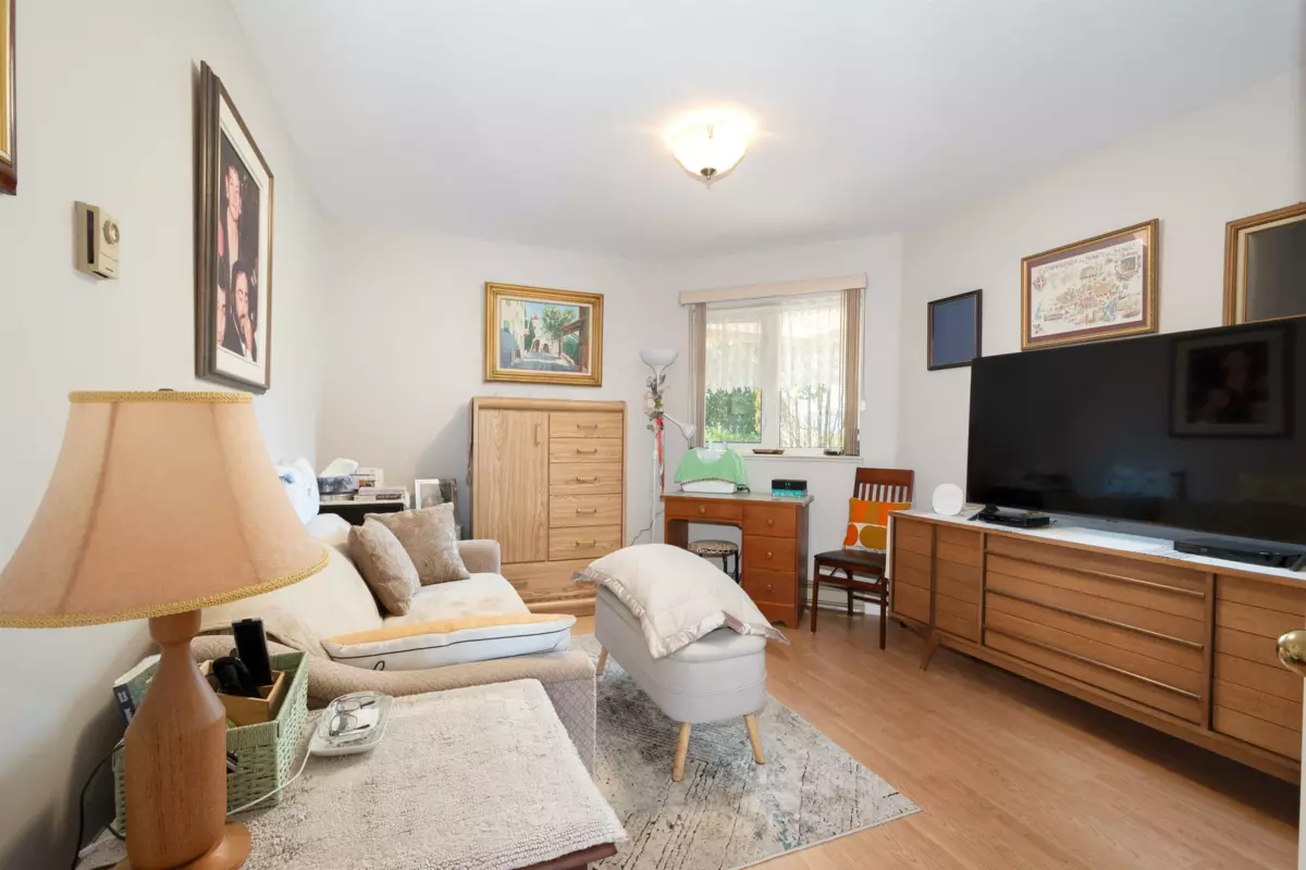 Backyard Photo of 6440 Rosebery Avenue, West Vancouver, BC