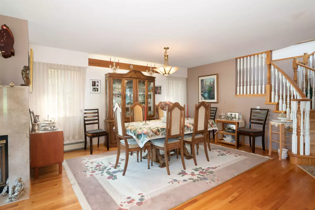 Breakfast Nook Photo of 6440 Rosebery Avenue, West Vancouver, BC