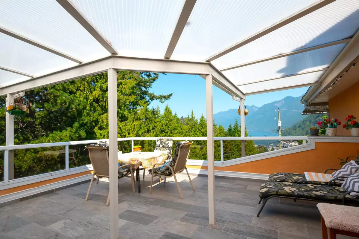 Front Yard Photo of 6440 Rosebery Avenue, West Vancouver, BC