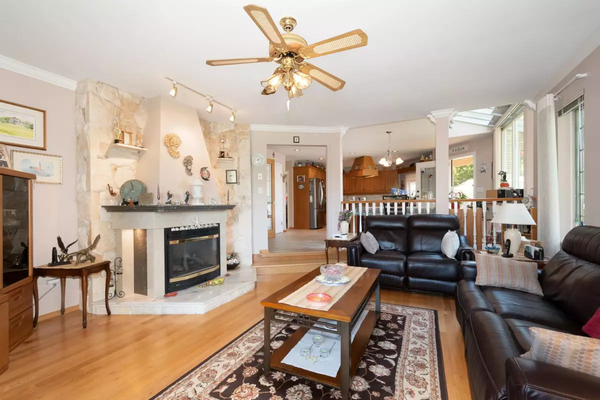 Guest Bathroom Photo of 6440 Rosebery Avenue, West Vancouver, BC