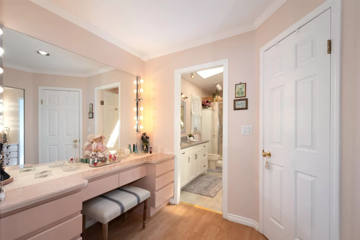 Hallway Photo of 6440 Rosebery Avenue, West Vancouver, BC