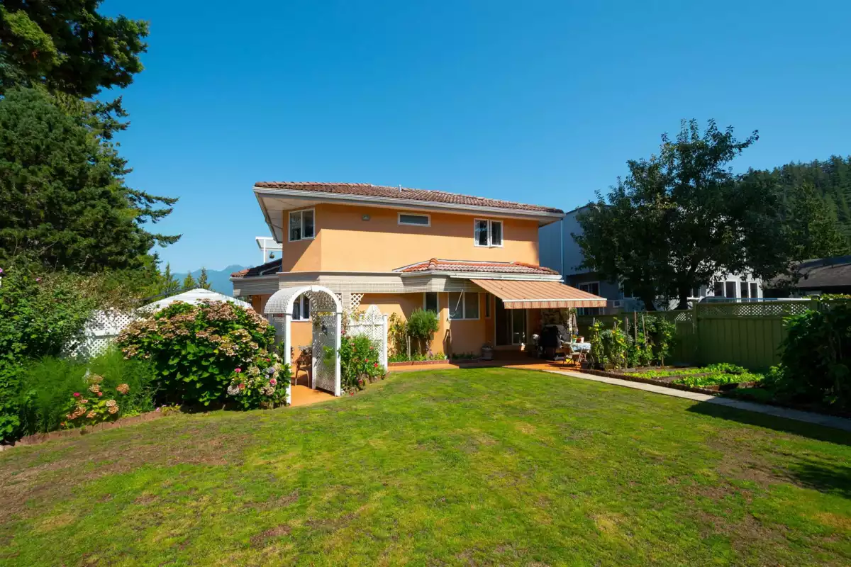 Hot Tub / Spa Photo of 6440 Rosebery Avenue, West Vancouver, BC