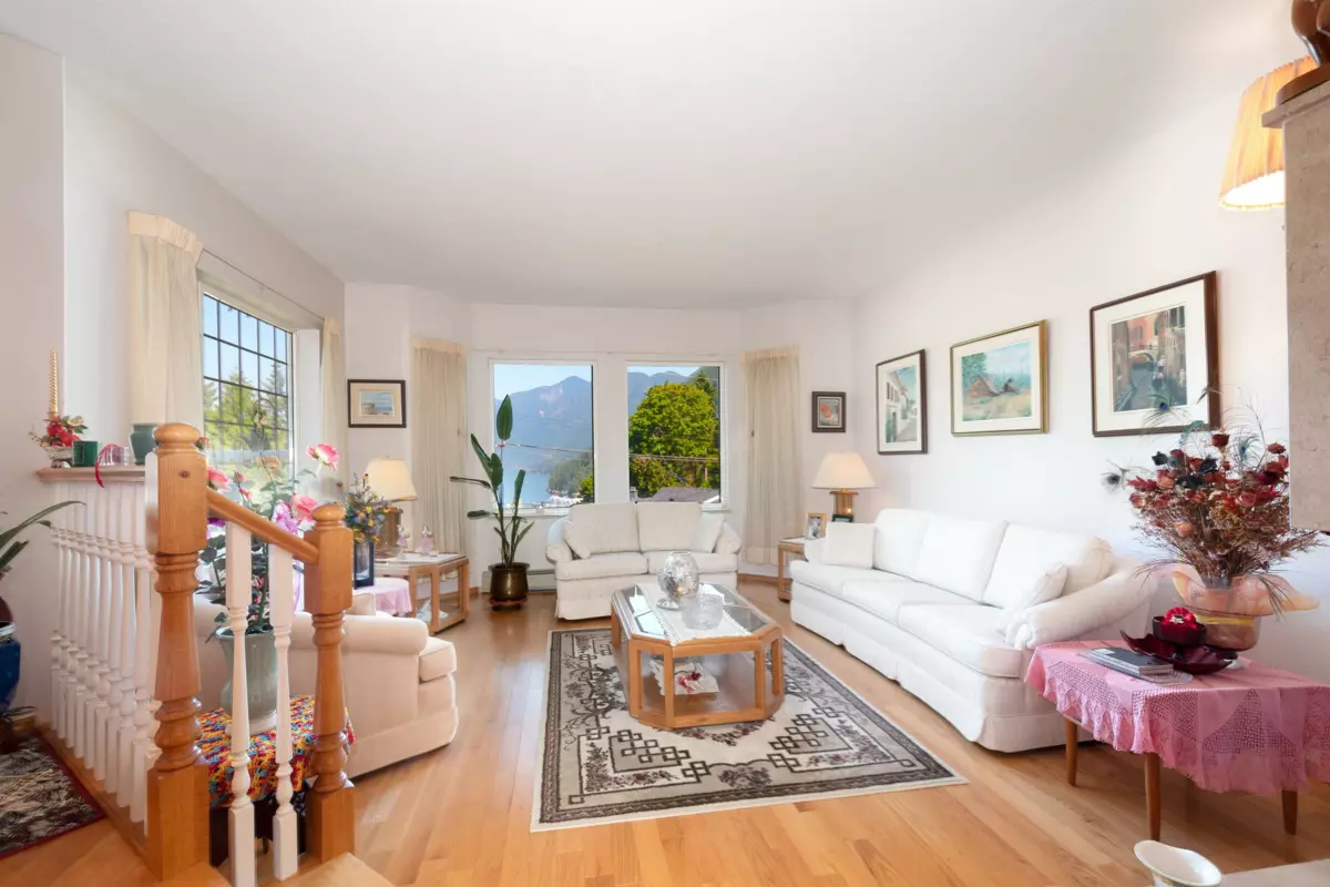 Kitchen Photo of 6440 Rosebery Avenue, West Vancouver, BC