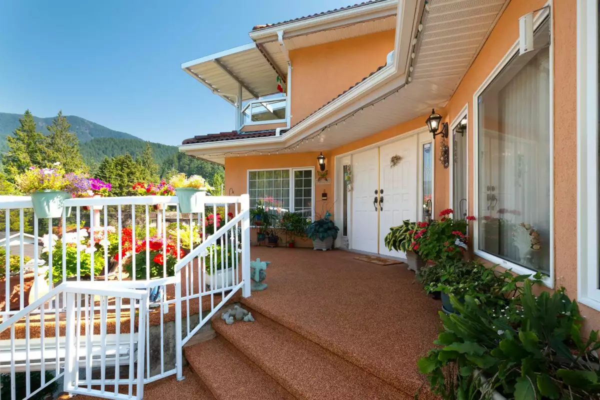 Living Room Photo of 6440 Rosebery Avenue, West Vancouver, BC