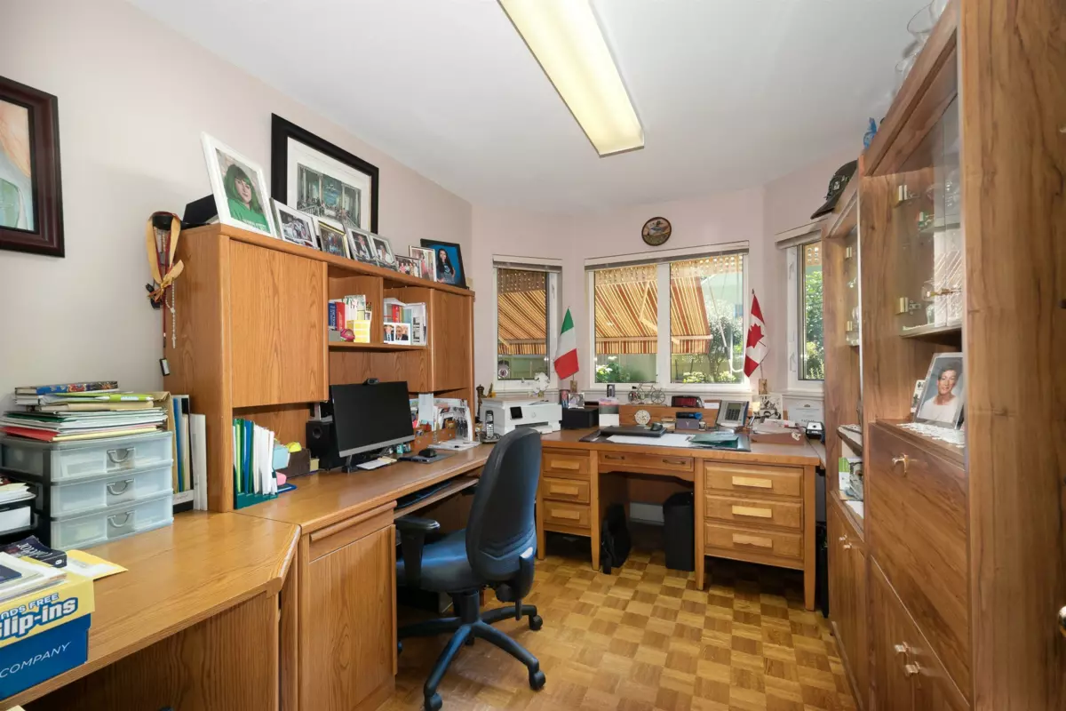 Powder Room Photo of 6440 Rosebery Avenue, West Vancouver, BC
