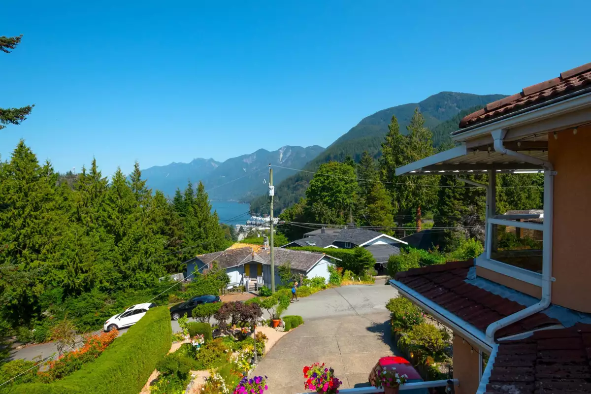Swimming Pool Photo of 6440 Rosebery Avenue, West Vancouver, BC
