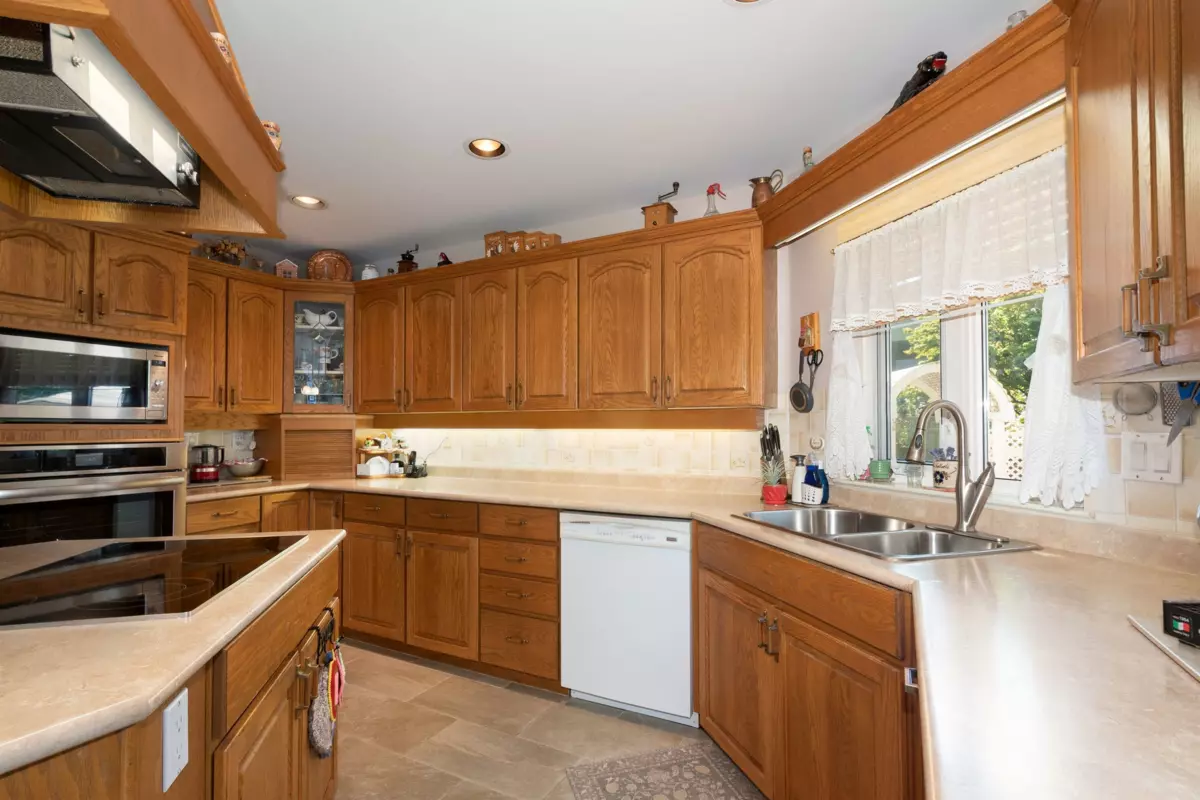 Walk-In Closet Photo of 6440 Rosebery Avenue, West Vancouver, BC