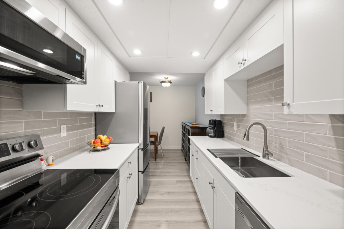 Dining Area Photo of 104 1320 Fir Street, White Rock, BC