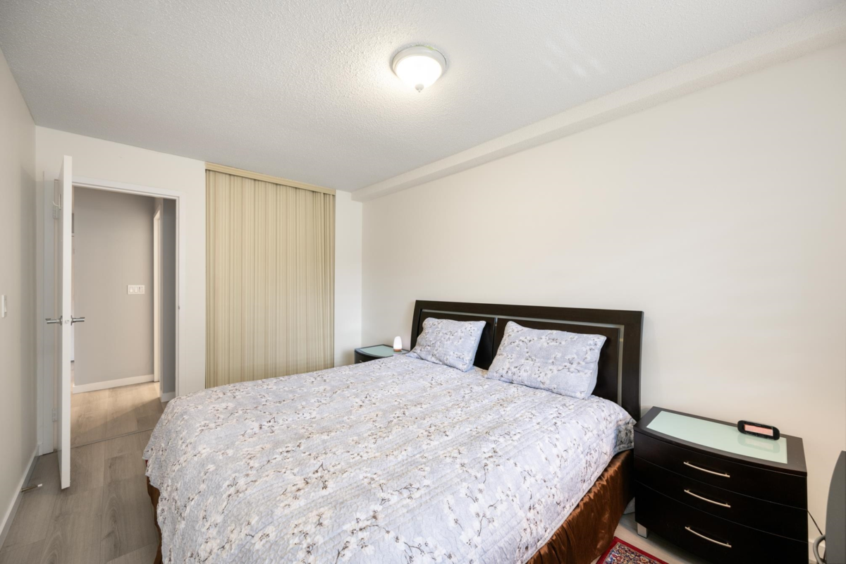 Entry Foyer Photo of 104 1320 Fir Street, White Rock, BC