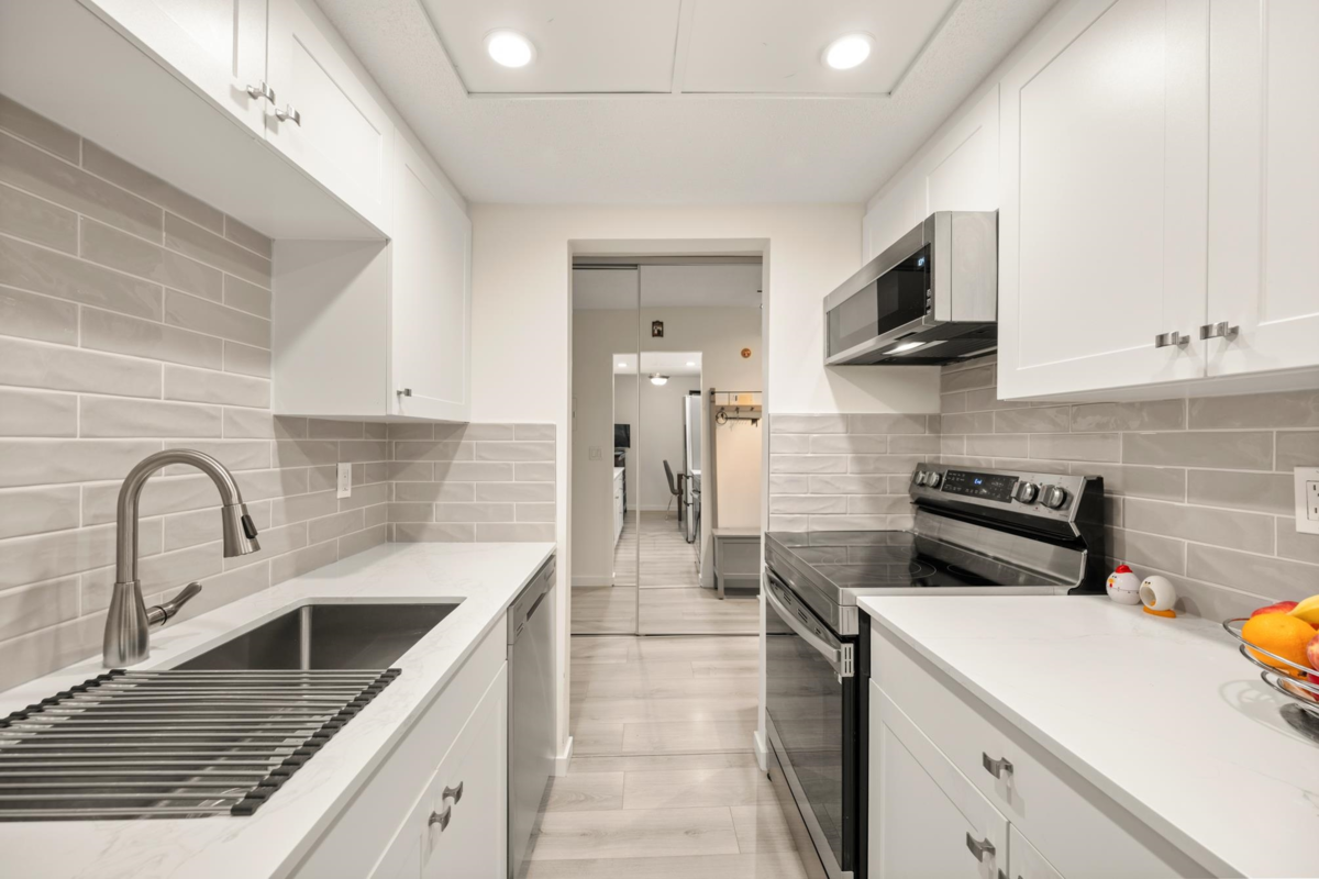 Kitchen Photo of 104 1320 Fir Street, White Rock, BC