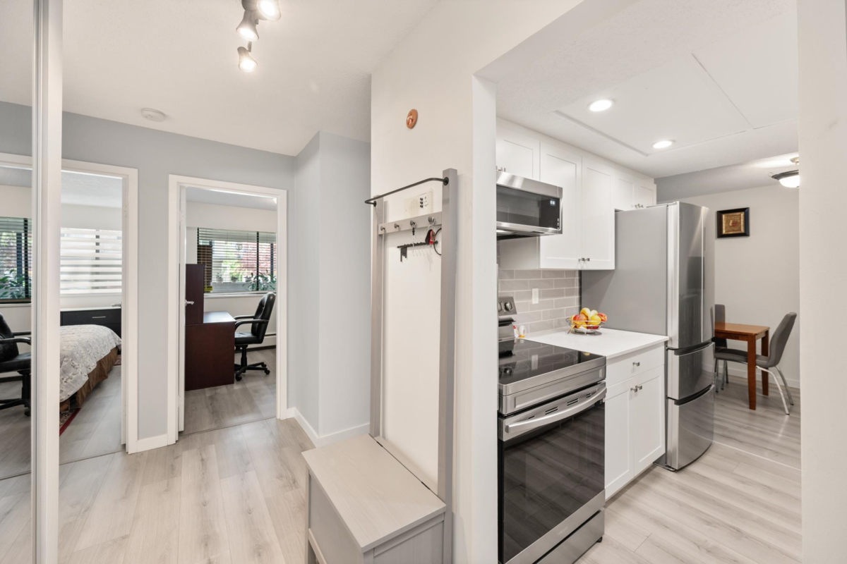 Outdoor Patio Photo of 104 1320 Fir Street, White Rock, BC