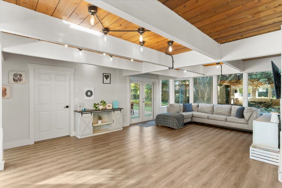Kitchen Island Photo of 12350 Carlton Street, Maple Ridge, BC