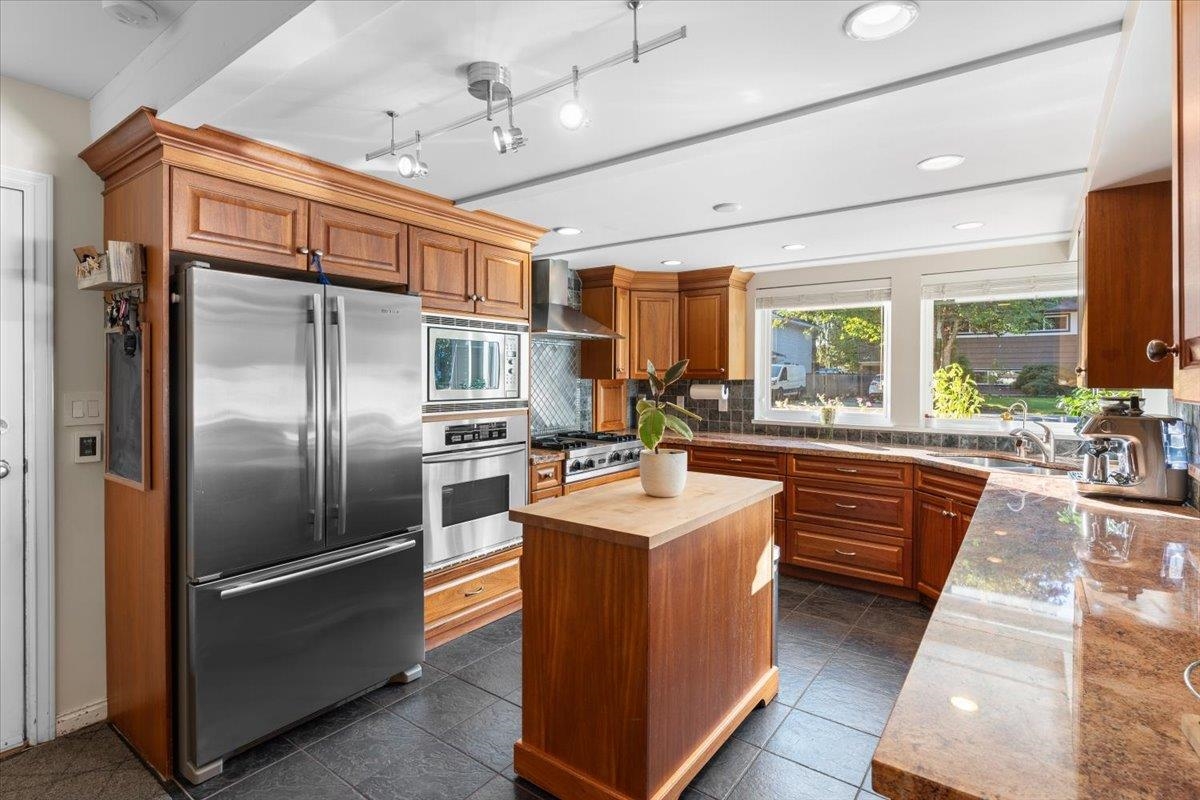Primary Bathroom Photo of 12350 Carlton Street, Maple Ridge, BC