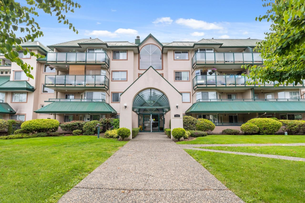 Entry Foyer Photo of 409 2958 Trethewey Street, Abbotsford, BC