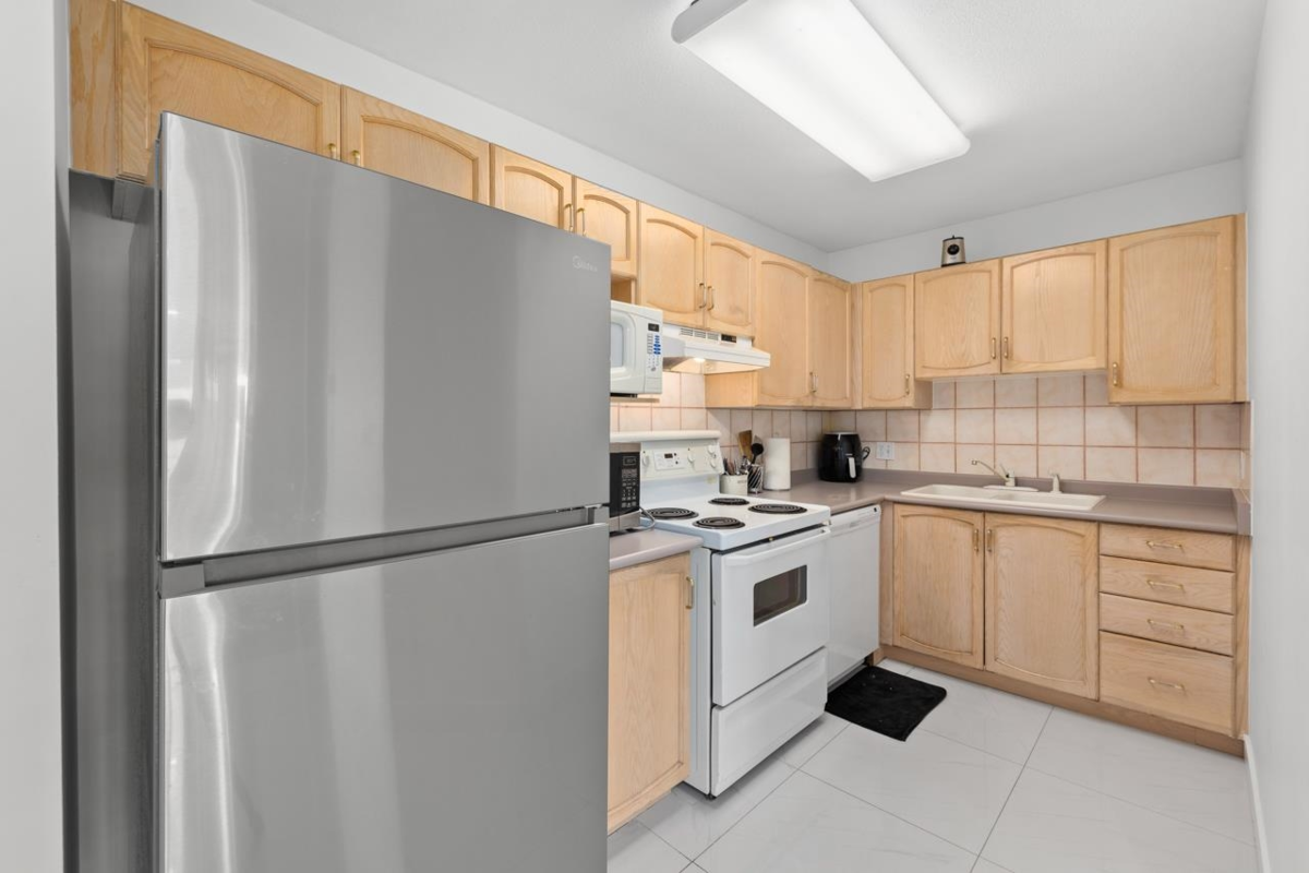 Kitchen Island Photo of 409 2958 Trethewey Street, Abbotsford, BC
