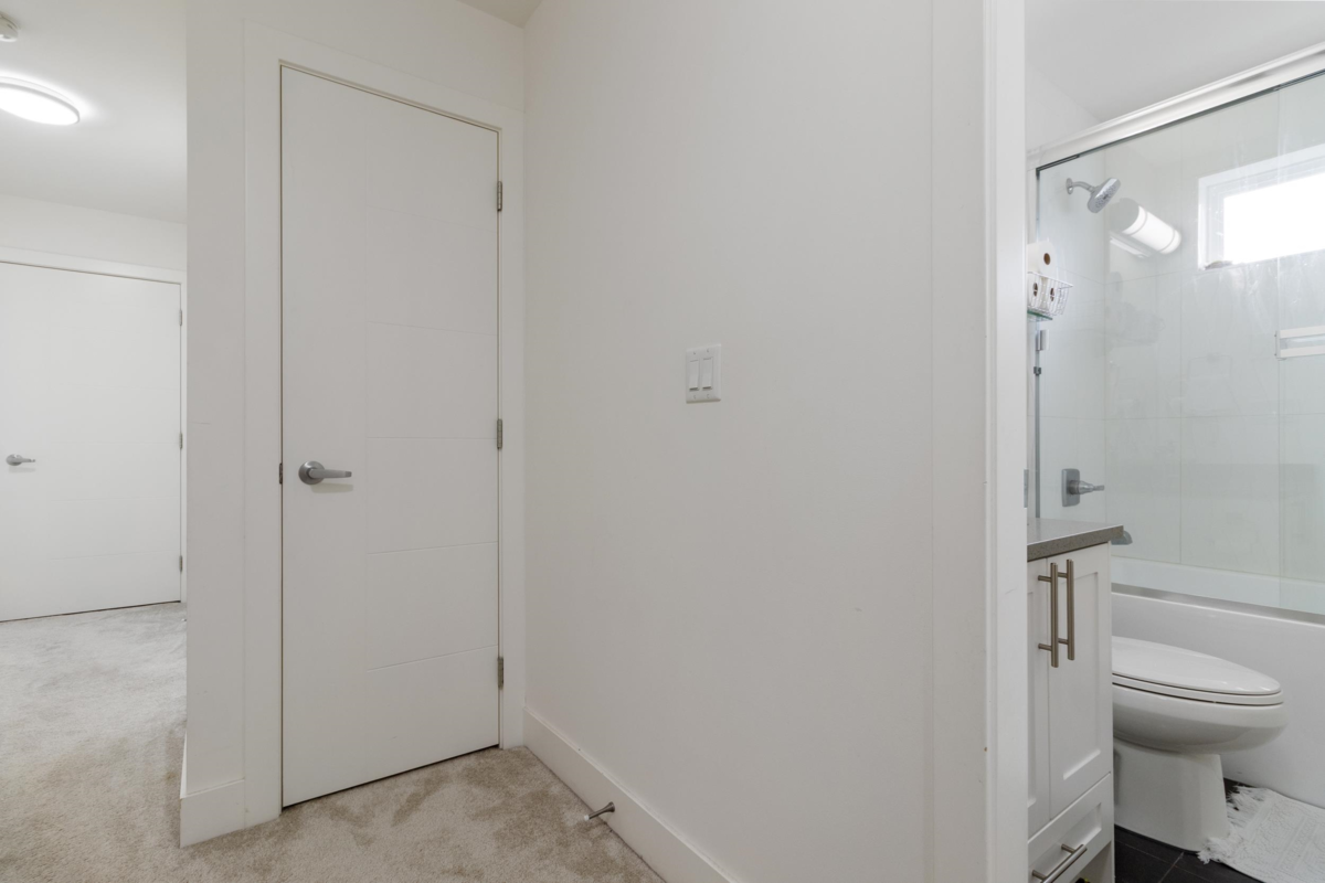 Entry Foyer Photo of 1 46387 Margaret Avenue, Chilliwack, BC