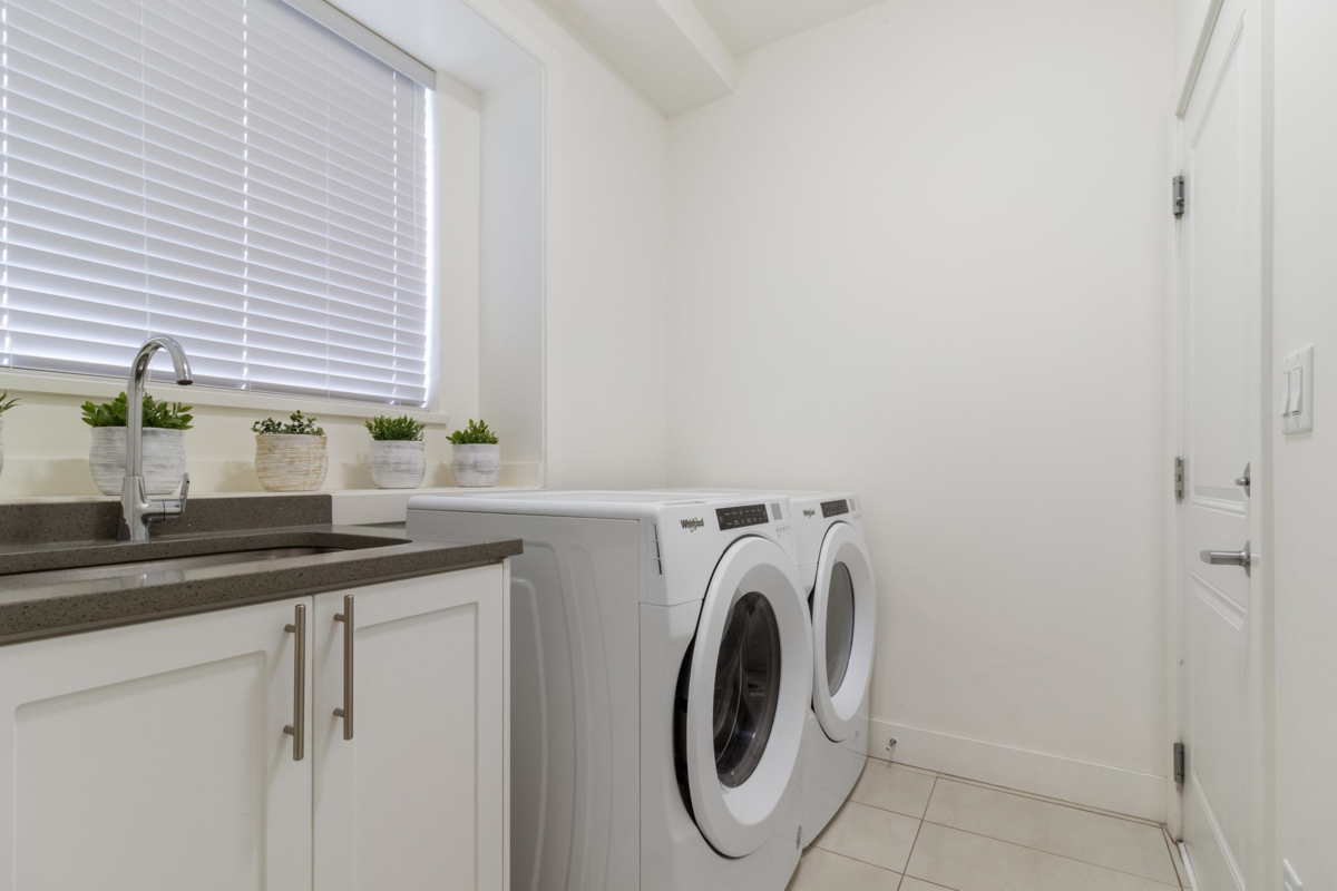 Kitchen Island Photo of 1 46387 Margaret Avenue, Chilliwack, BC
