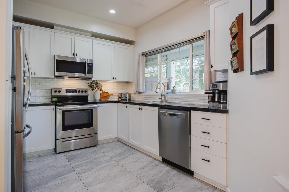 Dining Area Photo of 4 6852 193 Street, Surrey, BC