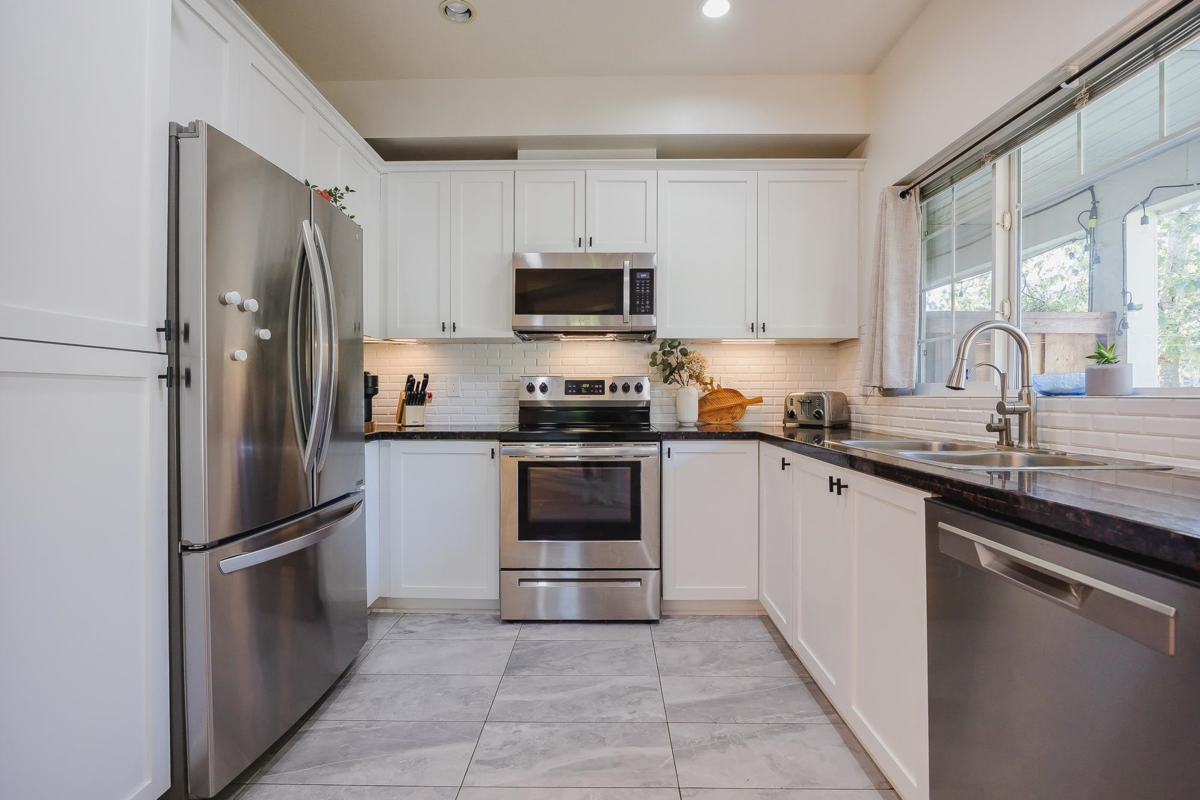 Kitchen Photo of 4 6852 193 Street, Surrey, BC