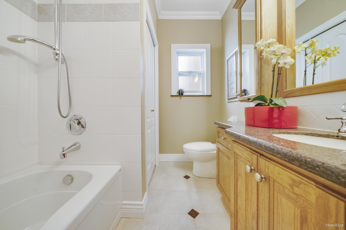 Kitchen Photo of 1627 E 34th Avenue, Vancouver, BC