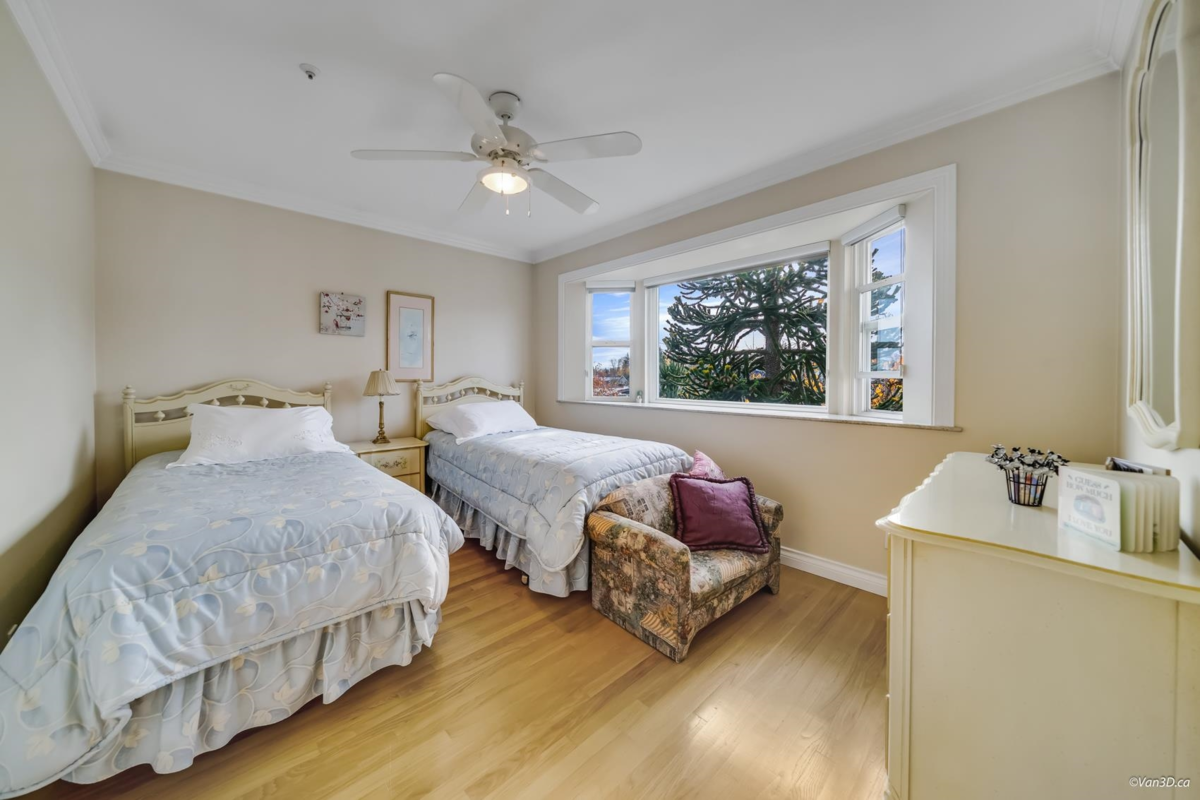 Powder Room Photo of 1627 E 34th Avenue, Vancouver, BC