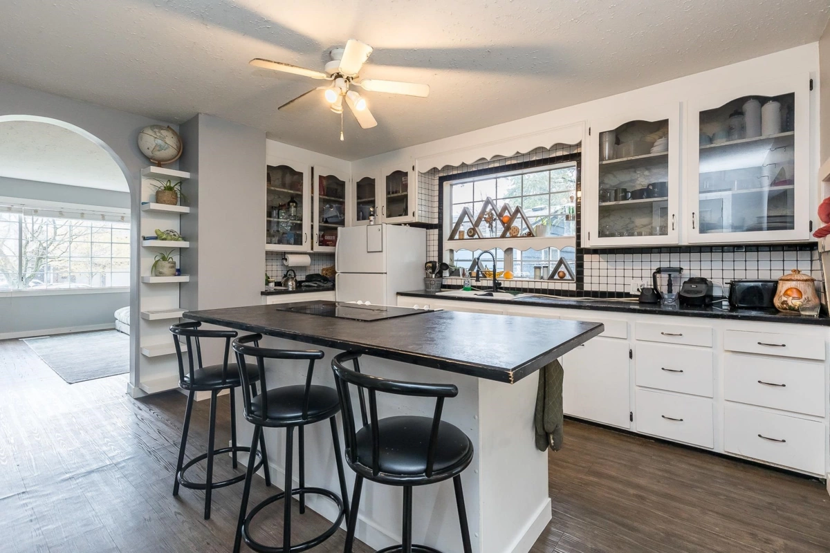 Living Room Photo of 33944 Mccrimmon Drive, Abbotsford, BC