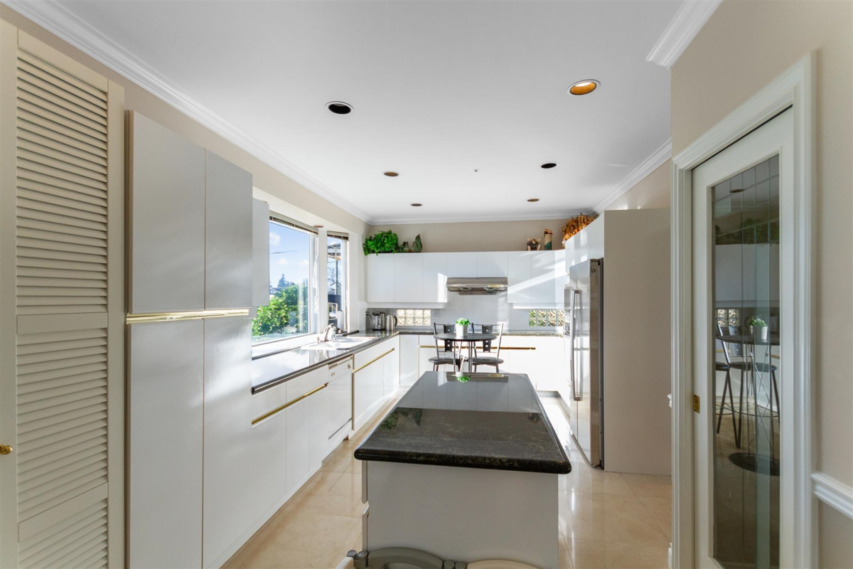 Kitchen Island Photo of 1028 W 51st Avenue, Vancouver, BC
