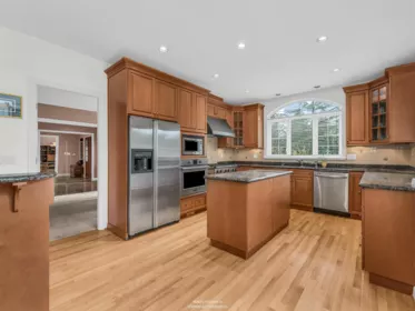 Kitchen Island Photo of 563 Esquimalt Avenue, West Vancouver, BC