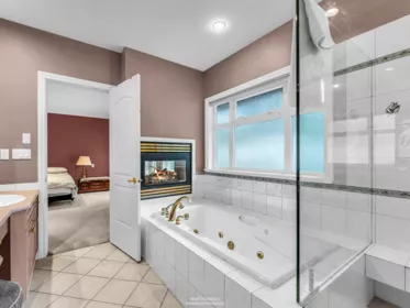 Powder Room Photo of 563 Esquimalt Avenue, West Vancouver, BC